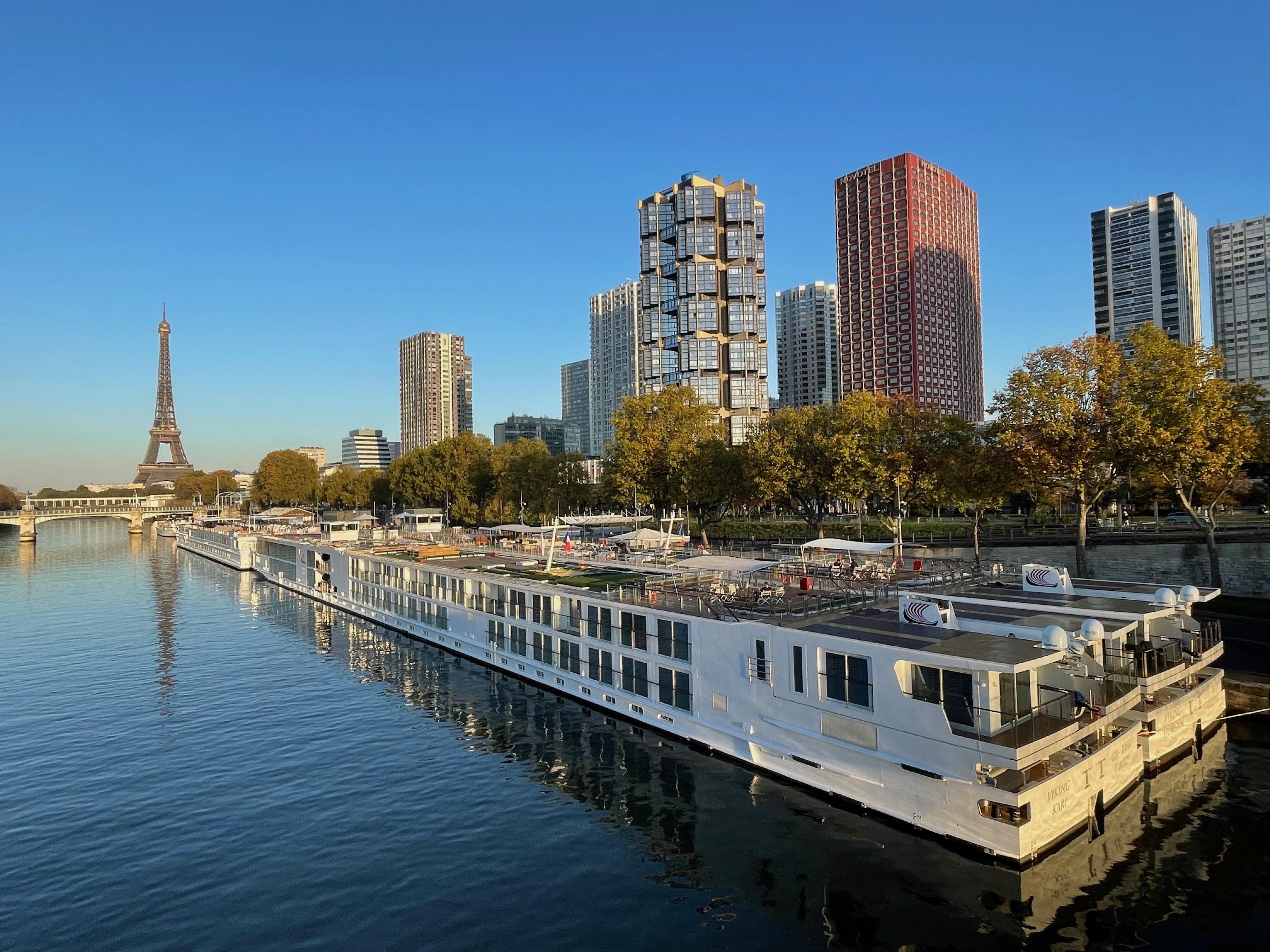 The Viking Fjorgyn’s privileged docking position in 
Paris.