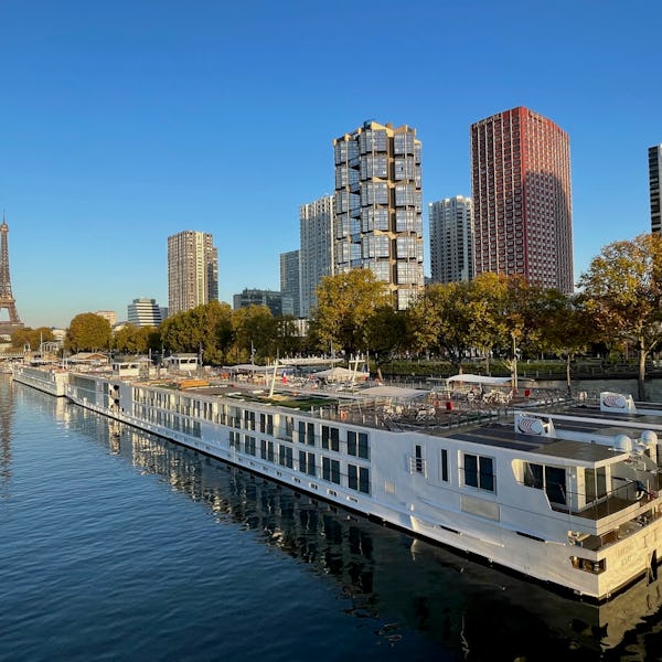 The Viking Fjorgyn’s privileged docking position in
Paris.